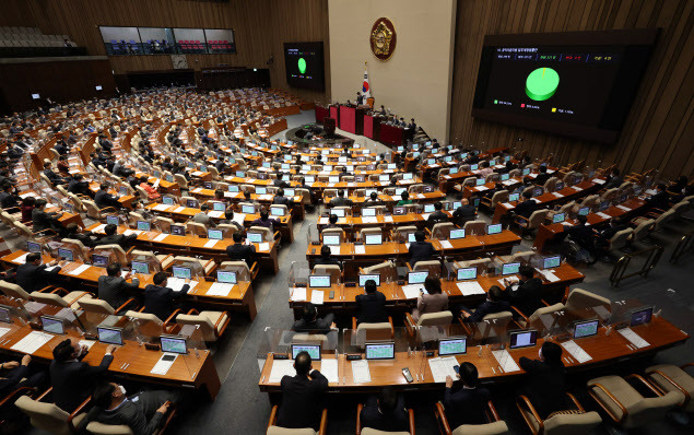 지난 27일 서울 여의도 국회에서 열린 본회의에서 여야 의원들이 참석해 주요 안건을 처리하고 있다.(사진=국회사진기자단 제공)