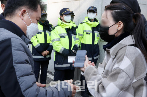 지난 29일 밤 서울 용산구 이태원 일대에 핼러윈 인파가 한꺼번에 몰리면서 대규모 압사 사고가 발생한 가운데 30일 서울 용산구 한남동 순천향병원에서 한 외국인이 실종자를 찾고 있다.(사진=이데일리 방인권 기자)