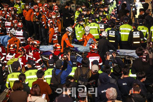 지난 29일 오후 서울 용산구 이태원동 일대에 핼러윈을 맞아 인파가 몰려 사고가 발생했다. 30일 새벽 현장에 급파된 119 구급대원들이 희생자 구조활동을 하고 있다. (사진=연합뉴스)