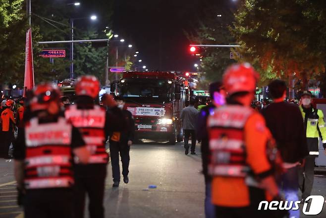 29일 밤 서울 용산구 이태원 한복판에서 심정지 환자가 대규모로 발생했다. 3년 만에 첫 '야외 노마스크' 핼러윈을 맞아 인파가 몰리면서 대규모 압사사고가 일어난 것으로 추정된다. 소방청은 이날 오후 11시13분 이태원에서 압사 추정 사고가 발생함에 따라 대응 3단계로 격상한다고 밝혔다. 30일 사고가 발생한 서울 용산구 이태원 거리가 소방대원들과 시민들로 어수선한 모습을 보이고 있다. 2022.10.30/뉴스1 ⓒ News1 장수영 기자