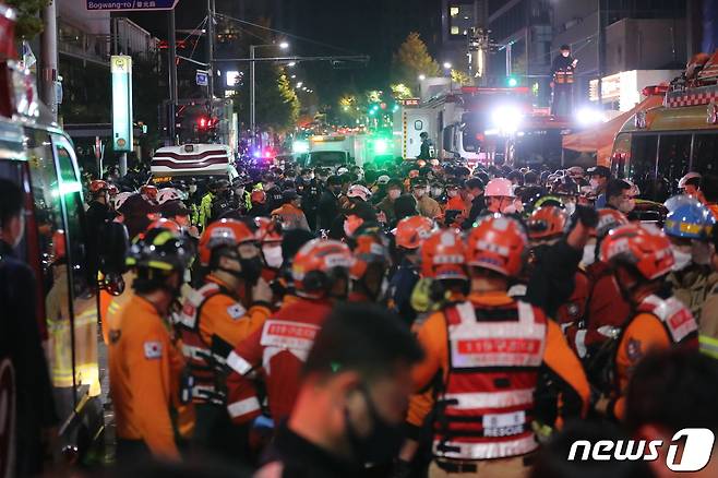 29일 밤 서울 용산구 이태원 한복판에서 심정지 환자가 대규모로 발생했다. 사진은 20일 사고가 발생한 서울 용산구 이태원 사고현장에서 소방구급 대원들이 현장을 수습하고 있는 모습. 2022.10.30/뉴스1 ⓒ News1 장수영 기자