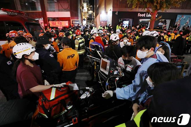 30일 새벽 서울 용산구 이태원 일대에서 의료진과 경찰, 소방대원들이 대규모 압사사고가 발생한 지역을 수습하고 있다. 소방당국은 핼로윈 데이를 맞아 이태원에 인파가 몰리명서 압사 사고가 발생한 것으로 추정하고 있다.2022.10.30/뉴스1 ⓒ News1 민경석 기자