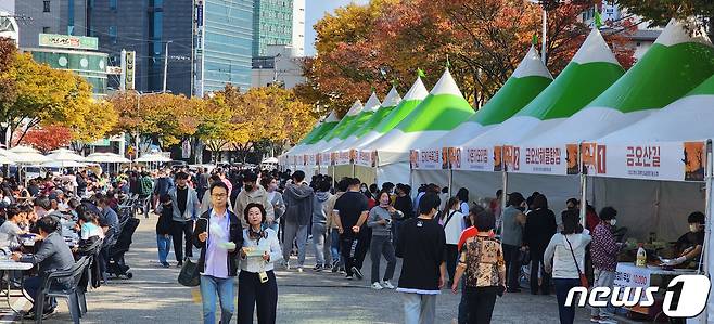 29일 구미시청앞 복개천에서 열린 '제1회 구미푸드·핼러윈 페스티벌' 에 참여한 시민들이 길게 늘어 선 음식 부스를 구경하고 있다. 구미시는구미 음식의 맛과 멋을 알리고 건강하고 안전한 푸드 축제로 코로나로 지친 시민을 위로하기 위해서 축제를 기획했다. 2022.10.29/뉴스1 ⓒ News1 정우용 기자