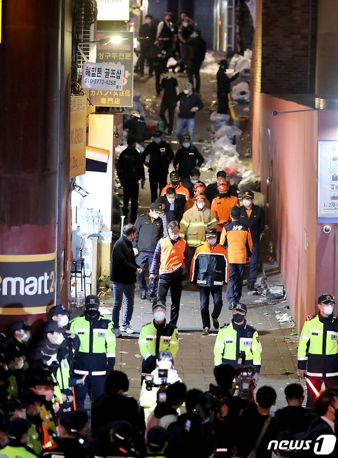 29일 밤 서울 용산구 이태원 한복판에서 심정지 환자가 대규모로 발생했다. 사진은 20일 사고가 발생한 서울 용산구 이태원 사고현장에서 경찰 및 소방구급 대원들이 현장을 수습하고 있는 모습. 2022.10.30/뉴스1 ⓒ News1 장수영 기자