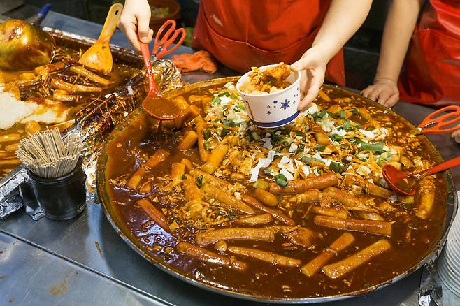 부평깡통시장 인기 먹거리인 떡볶이(한국관광공사 제공)