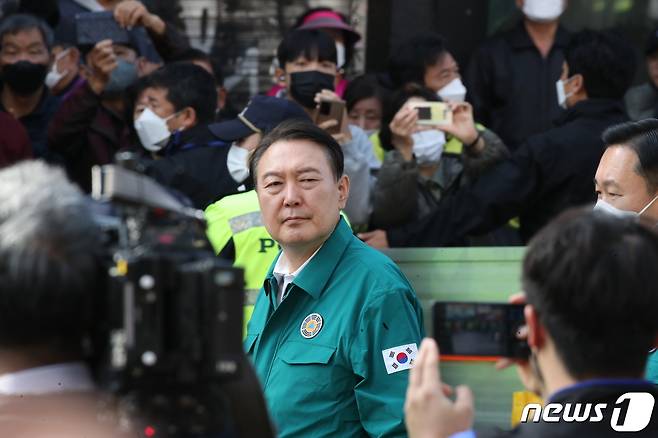 윤석열 대통령이 30일 오전 서울 용산구 이태원 핼러윈 압사사고 현장을 방문하고 있다. 윤 대통령은 이날 대국민 담화를 통해 "오늘부터 사고 수습이 일단락될 때까지 국가애도기간으로 정하고 국정의 최우선순위를 본 건 사고의 수습과 후속조치에 두겠다＂고 말했다. 2022.10.30/뉴스1 ⓒ News1 임세영 기자