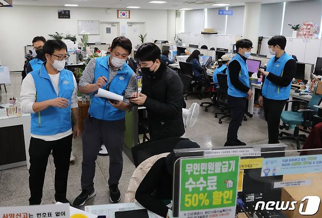 지난 29일 밤 서울 용산구 이태원 일대에 핼러윈 인파가 한꺼번에 몰리면서 대규모 압사 사고가 발생한 가운데 30일 서울 용산구 한남동 주민센터에 마련된 실종자 접수처에서 관계자들이 실종자 접수를 받고 있다. 2022.10.30/뉴스1 ⓒ News1 송원영 기자