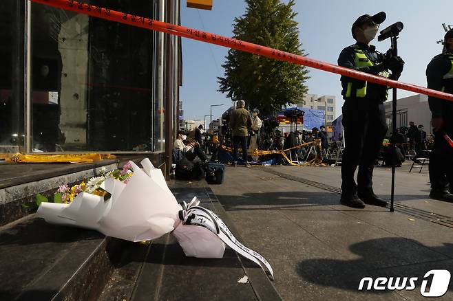 30일 오후 서울 용산구 이태원 압사 사고 현장 인근에 한 시민이 두고 간 꽃이 놓여져 있다. 이태원 압사사고로 발생한 인명피해는 이날 현재 사망 151명, 중상 19명, 경상 63명이다. 2022.10.30/뉴스1 ⓒ News1 임세영 기자