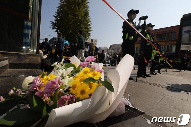 30일 오후 서울 용산구 이태원 압사 사고 현장 인근에 한 시민이 두고 간 꽃이 놓여 있다. 이태원 압사사고로 발생한 인명피해는 이날 현재 사망 151명, 중상 19명, 경상 63명이다. 2022.10.30/뉴스1 ⓒ News1 임세영 기자