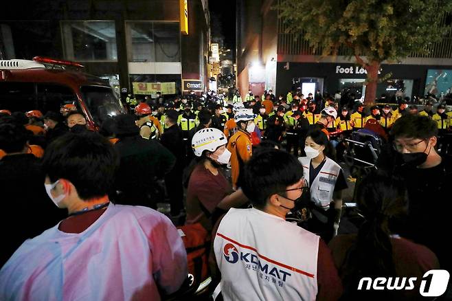 30일 새벽 서울 용산구 이태원 일대에서 의료진과 경찰, 소방대원들이 대규모 압사사고가 발생한 지역을 수습하고 있다. 소방당국은 핼로윈 데이를 맞아 이태원에 인파가 몰리명서 압사 사고가 발생한 것으로 추정하고 있다.2022.10.30/뉴스1 ⓒ News1 민경석 기자