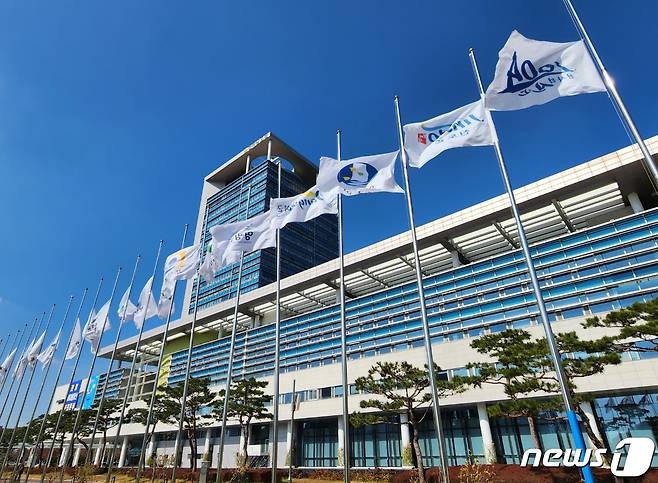 30일 전라남도는 청사 앞 태극기를 비롯한 전남 시·군 산하 모든 깃발들을 조기로 게양해 ‘이태원 참사’로 인해 고인이 되신 분들을 애도하는데 동참하고 있다.(전남도 제공) 2022.10.30/뉴스1 ⓒ News1 전원 기자