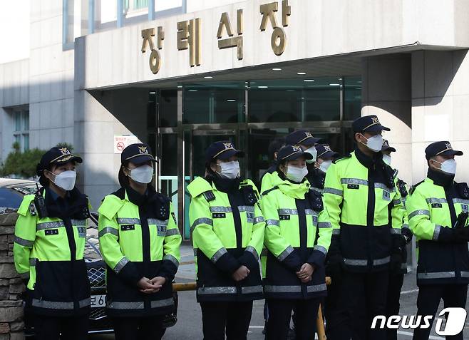 지난 29일 밤 서울 용산구 이태원 일대에 핼러윈 인파가 한꺼번에 몰리면서 대규모 압사 사고가 발생한 가운데 30일 서울 용산구 순천향대학교서울병원 장례식장이 경찰에 의해 통제되고 있다. 2022.10.30/뉴스1 ⓒ News1 송원영 기자