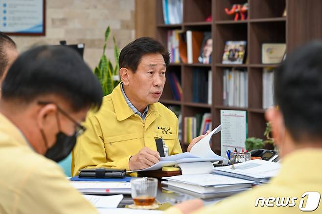 전진선 경기 양평군수가 30일 이태원 핼러윈 압사 사고와 관련해 긴급 간부회의를 열고 "재난상황실을 24시간 가동할 것"을 지시했다.2022.10.30.(양평군 제공)