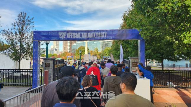 지난 29일 미국 조지아주 애틀랜타 센테니얼 올림픽공원에서 열린 테일게이트 행사에 팬들이  줄지어 입장하고 있다. &nbsp;애틀랜타=김민규 기자 kmg@sportsseoul.com