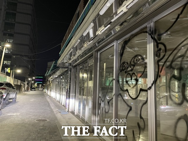 전주 선미촌 일대가 밤이면 어둡고, 사람들이 없는 동네가 되었다. 사진을 찍기 위해 차량 라이트를 이용했다. 사진=김도우 기자