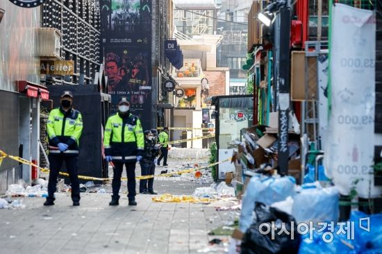 할로윈을 앞두고 이태원 일대에 대형 압사 참사가 발생한 30일 서울 용산구 이태원 일대에서 경찰병력이 현장을 통제하고 분주히 움직이고 있다./강진형 기자aymsdream@