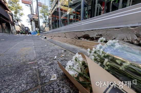 할로윈을 앞두고 이태원 일대에 대형 압사 참사가 발생한 30일 서울 용산구 이태원 일대에 희생자들을 추모하는 꽃다발이 놓여 있다./강진형 기자aymsdream@