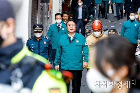 할로윈을 앞두고 이태원 일대에 대형 압사 참사가 발생한 30일 서울 용산구 이태원 일대를 찾은 윤석열 대통령이 현장을 둘러보고 있다./강진형 기자aymsdream@