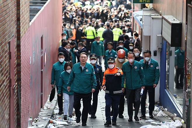 윤석열 대통령이 30일 오전 서울 용산구 이태원 핼러윈 사고 현장을 살펴보는 가운데 용산을 지역구로 둔 권영세 장관이 동행했다./뉴시스