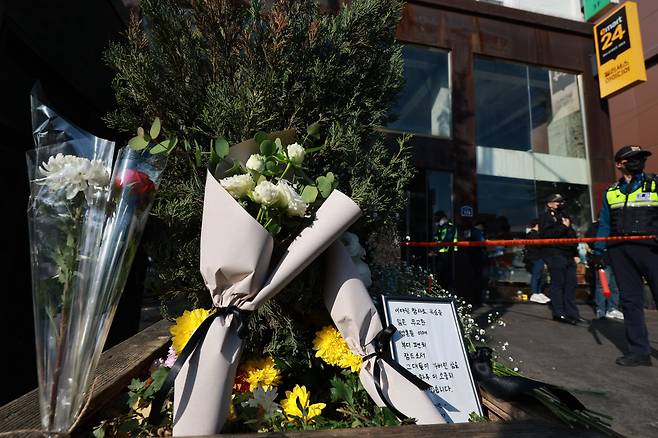 30일 서울 용산구 이태원동 '핼러윈 인파' 압사 사고 현장 부근에 희생자를 추모하는 꽃과 편지가 놓여 있다. /연합뉴스