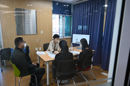 청양중학교(교장 전건용)가 전국최초 진로연계학교 이끎학교 프로그램으로 진로상담을 실시했다.사진=청양중 제공