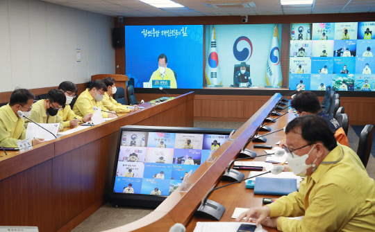 이필영 행정부지사는 30일 서울 이태원 압사 참사와 관련 15개 시군 부단체장들과 긴급 영상대택회의를 열고, 앞으로 개최할 축제, 행사 현황과 안전 관리 대책을 공유했다. 사진=충남도 제공