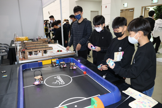 지난 21-22일 정부세종컨벤션센터에서 '제4회 창의융합교육축제'가 열린 가운데 '체험마당' 코너에서 미래교육 기획 체험전이 진행되고 있다. 사진=세종시교육청 제공