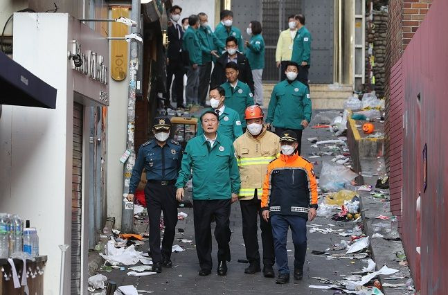 윤석열 대통령이 30일 오전 서울 용산구 이태원 압사 사고 현장을 살펴보고 있다. ⓒ뉴시스