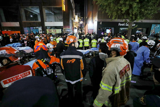 30일 새벽 서울 용산구 이태원 일대에서 의료진과 구급대원들이 압사 사고가 발생한 지역을 수습하고 있다. 소방당국은 핼러윈 데이를 맞아 이태원에 인파가 몰리명서 압사 사고가 발생한 것으로 추정하고 있다.2022.10.30/뉴스1