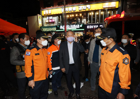 이상민 행정안전부 장관이 30일 오전 서울 용산구 이태원 인명사고 현장을 방문하고 있다. 연합뉴스