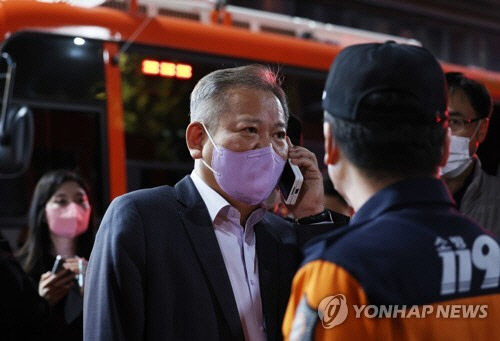 이상민 행정안전부 장관이 30일 오전 서울 용산구 이태원 핼러윈 인명사고 현장을 방문, 통화하고 있다. [연합뉴스]