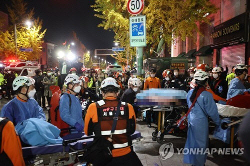 지난 29일 발생한 서울 용산구 이태원 핼러윈 인명사고 현장에서 부상자가 병원으로 후송되고 있다.   연합뉴스