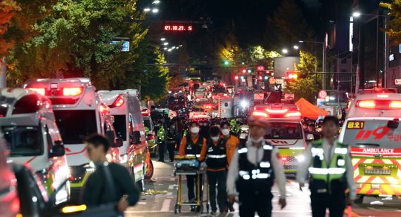 29일 발생한 서울 용산구 이태원 핼러윈 인명사고 현장에서 경찰이 도로를 통제하고 있다. 사진=김범석 기자