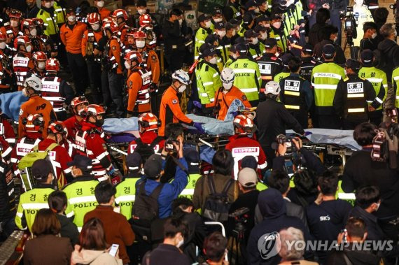 이태원 사고, 희생자 구조 (서울=연합뉴스) 박동주 기자 = 지난 29일 오후 서울 용산구 이태원동 일대에 핼러윈을 맞아 인파가 몰려 사고가 발생했다. 30일 새벽 현장에 급파된 119 구급대원들이 희생자 구조활동을 하고 있다. 2022.10.30 pdj6635@yna.co.kr (끝)