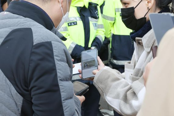 지난 29일 밤 서울 용산구 이태원 일대에 핼러윈 인파가 한꺼번에 몰리면서 대규모 압사 사고가 발생한 가운데 30일 서울 용산구 한남동 순천향병원에서 한 외국인이 실종자를 찾고 있다. 사진=박범준 기자