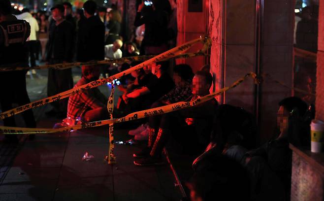 30일 새벽 서울 용산 이태원 압사 사고 현장에서 구조된 시민들이 벽에 기대어 앉아 있다. 박종식 기자