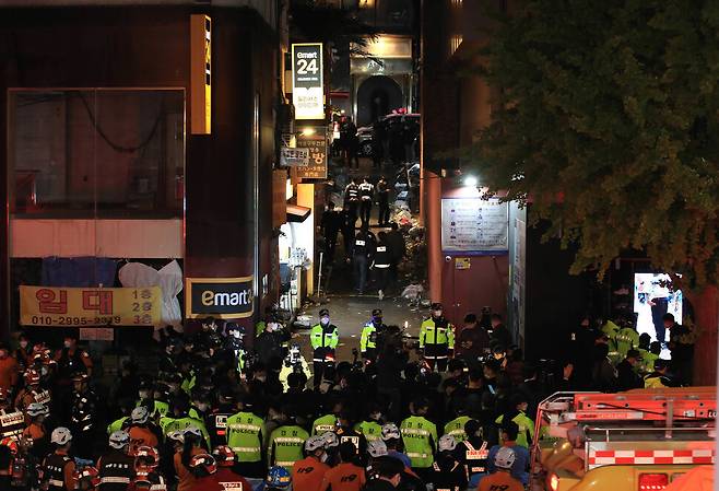 30일 새벽 서울 용산구 이태원 압사 사고 현장이 통제되고 있다. 박종식 기자