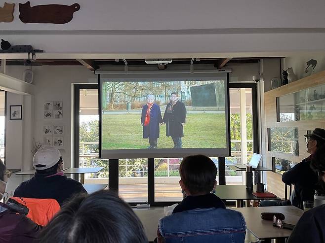 서울 종로구 한 카페 겸 문화공간에서 특별상영 중인 <두 사람>을 관객들이 관람하고 있다. 이유진 기자