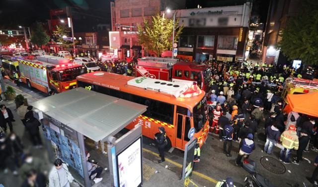 지난 29일 밤 서울 용산구 이태원 일대에서 대규모 압사사고가 발생해 30일 새벽 소방구급 대원들이 현장을 수습하고 있다. 뉴시스