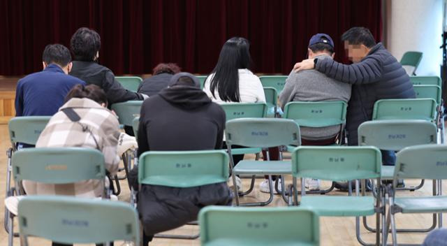 30일 오전 서울 용산구 한남동주민센터에서 이태원 압사 사고 관련해 실종자 접수를 마친 가족과 관계자들이 초조한 표정으로 대기하고 있다. 연합뉴스