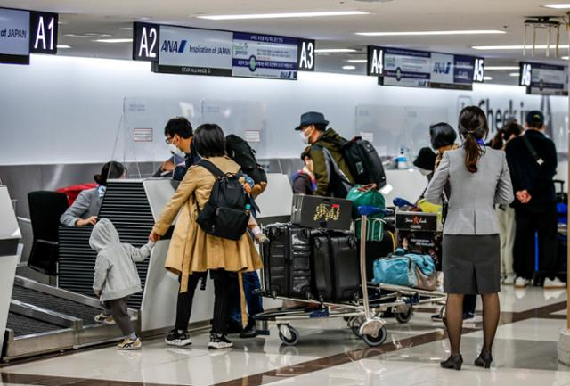 무비자 일본 관광이 실시된 이틀째인 12일 오전 서울 강서구 김포국제공항 국제선 출국장을 찾은 여행객들이 일본으로 향하는 항공기의 탑승수속을 밟고 있다. 뉴시스