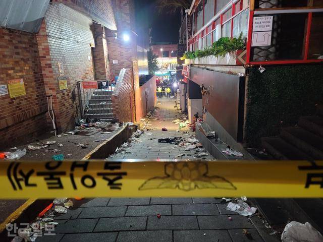 압사 사고가 발생한 이태원역 부근 사고 현장 전경. 김재현 기자