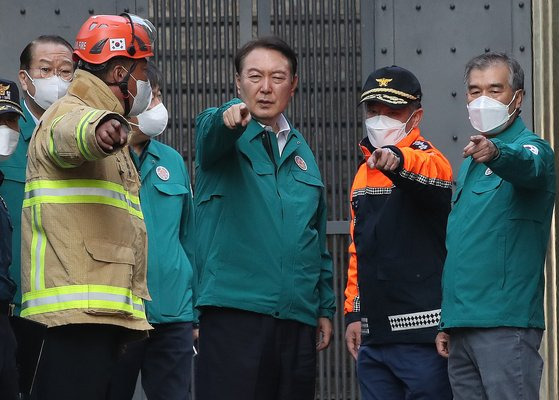 윤석열 대통령이 30일 오전 서울 용산구 이태원 핼러윈 압사사고 현장을 찾아 소방과 경찰의 설명을 들으며 살펴보고 있다. 뉴스1