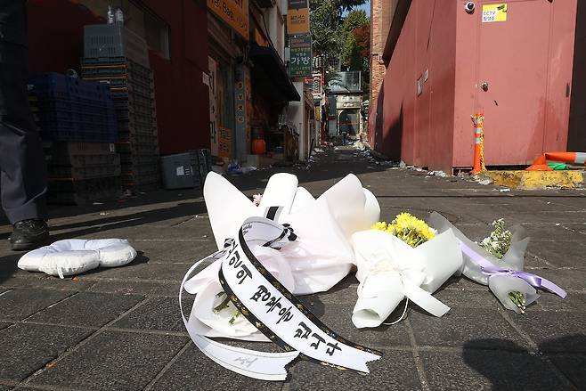 30일 오후 서울 용산구 이태원동 '핼러윈 인파' 압사 사고 현장에 꽃이 놓여 있다. 연합뉴스