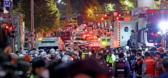 지난 29일 밤 서울 용산구 이태원 해밀턴 호텔 인근 골목길에서 대규모 압사사고가 발생한 가운데 30일 새벽 해밀턴 호텔 앞 도로가 구급차들로 빼곡하다. 우상조 기자