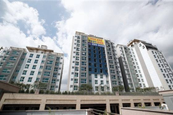 고강도 대출규제와 금리인상 등으로 부동산 경기침체가 이어지고 있는 가운데 청약시장 흥행불패 지역이던 서울에서도 미계약, 미분양이 속출하고 있다. 사진은 서울 강북구 수유동 ‘칸타빌 수유 팰리스’. 뉴스1