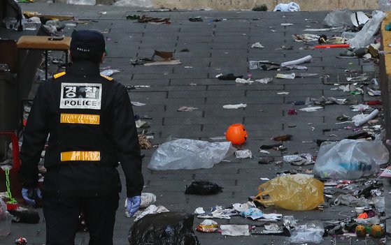 30일 오전 서울 용산구 이태원 일대에서 경찰이 압사 사고 현장을 조사하고 있다.   이태원 압사사고로 발생한 인명피해는 현재까지 151명이 숨지고, 82명이 다쳤다. 뉴스1