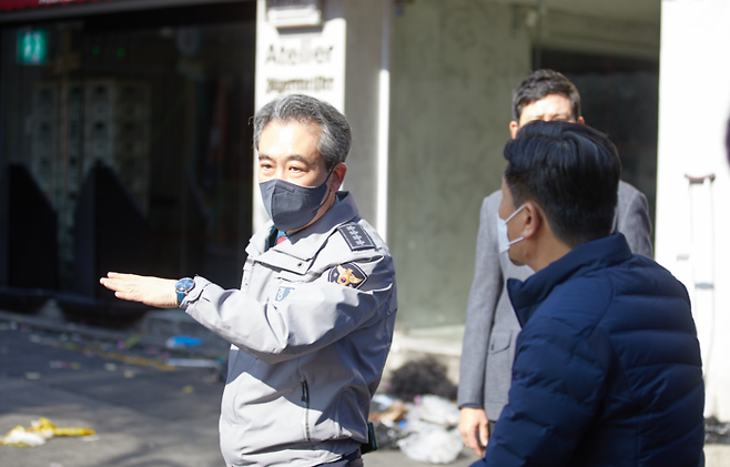 지난 29일 밤 서울 용산구 이태원 일대에서 대규모 압사사고가 발생한 가운데 윤희근 경찰청장이 30일 오전 이태원 사고현장을 방문했다. 경찰청 제공