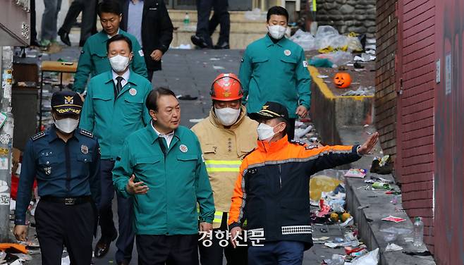 전날밤 대규모 압사 사고가 발생한 서울 용산구 이태원 현장을 30일 윤석열 대통령이 둘러보고 있다. /김창길기자