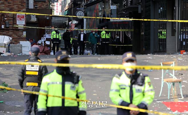 전날밤 대규모 압사 사고가 발생한 서울 용산구 이태원 현장 바로 뒷 골목인 이태원세계음식문화거리에서 경찰이 경계 근무를 서고 있다. /김창길기자